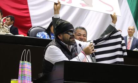 Diputado regala "outfit de ladrón" a morenistas para que se registren como candidatos en 2024