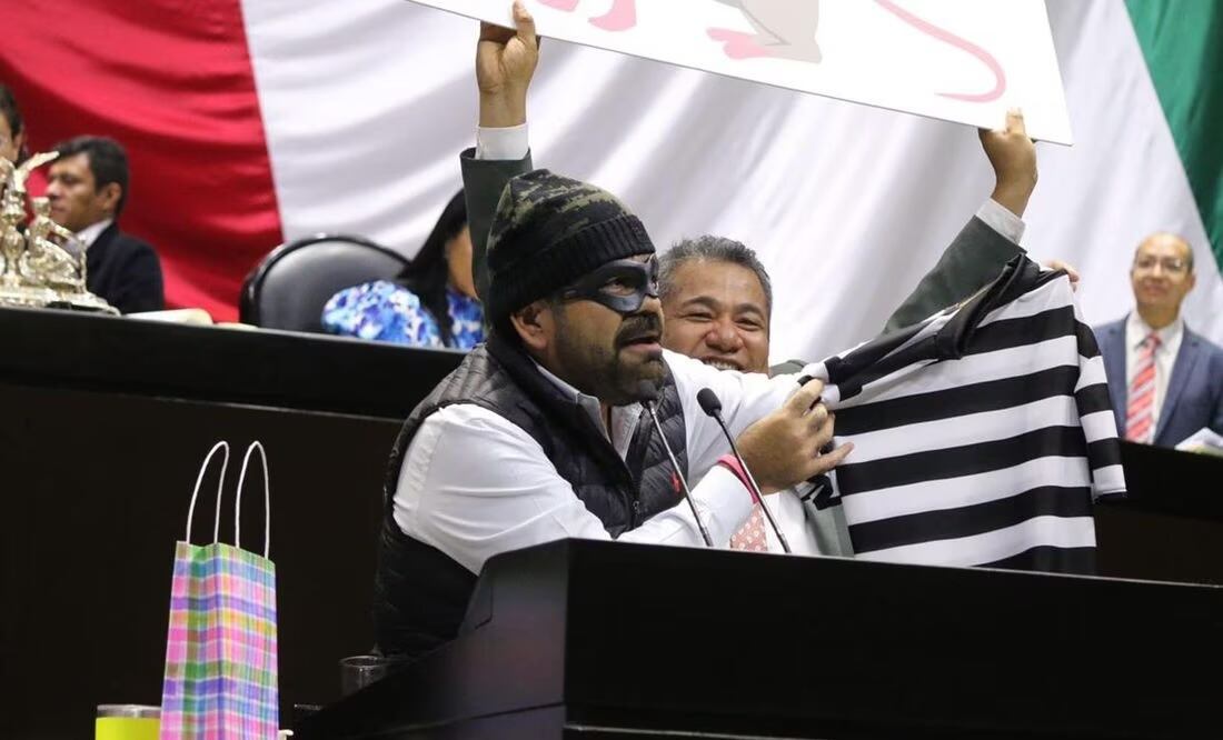 Diputado Francisco Javier Huacus Esquivel del PRD se burla de legisladores oficialistas. Foto: Especial