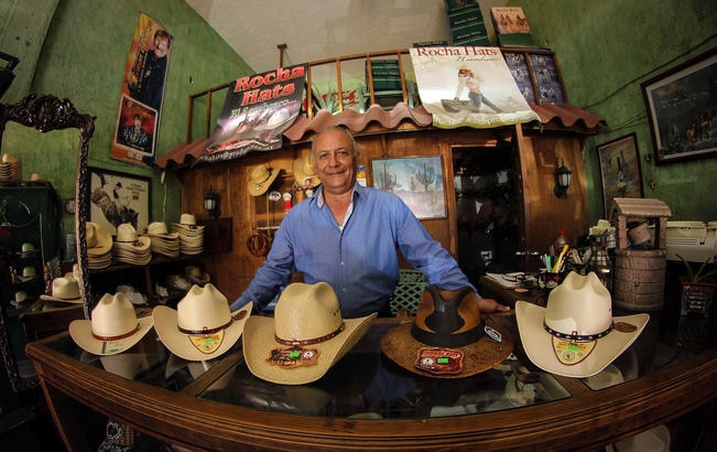 Las piezas elaboradas por la marca Rocha Hats resisten la lluvia y el sol, tienen una larga durabilidad, por lo que las recomendaciones que se les hacen a los clientes son mínimas. (Fotos: CÉSAR GÓMEZ)