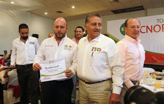 Carlos Vega de la Isla es diputado plurinominal por el PRI desde 2015 y su encomienda terminaría el próximo año, el ahora titular de la CNOP se comprometió a analizar qué tan demandante puede ser el cargo para el que se le tomó protesta. (CESAR GÓMEZ. EL)