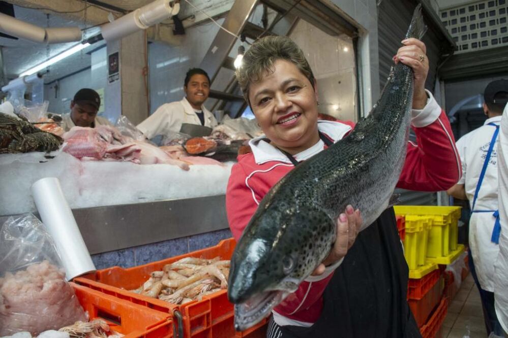 Mojarras, Huachinangos, salmones, camarones, langostas y una gran variedad de pescados y mariscos se venden en los puestos de esos productos en el mercado de La Cruz, que en esta época de Cuaresma reciben a cientos de clientes que siguen la tradición de guardar la vigilia los días viernes.