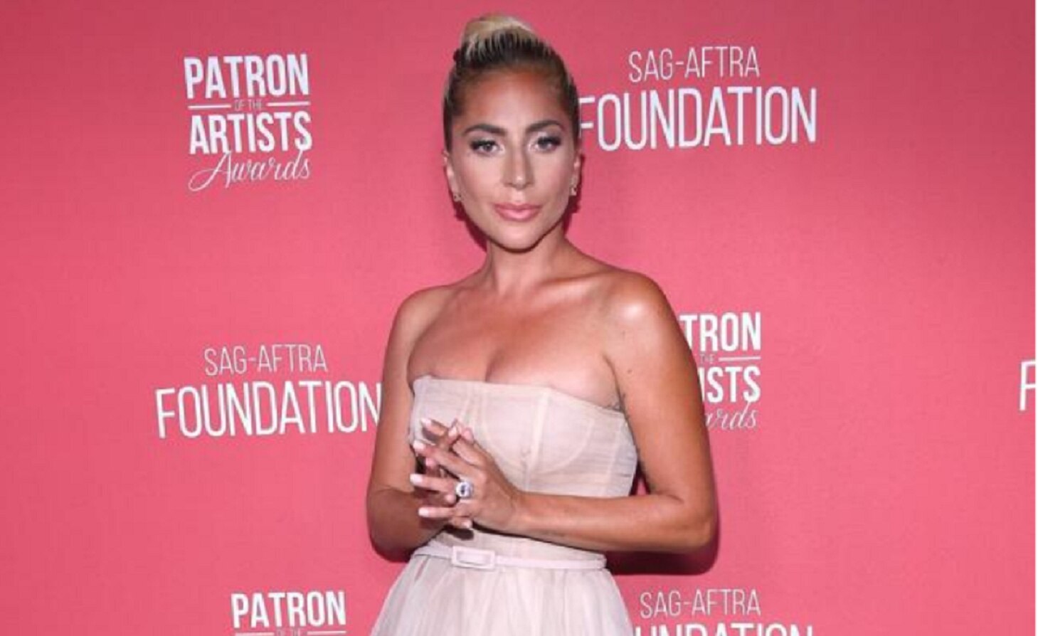 Lady Gaga dedica mensaje a bomberos forestales