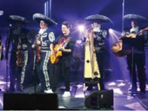 Sanz canta al son del mariachi