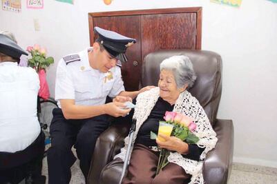 Policías festejan a los abuelos en su día