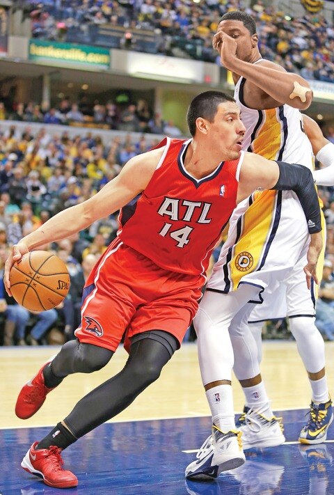 Tropiezo de Ayón y los “Hawks”