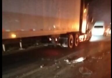 Tráiler se queda sin frenos y choca contra 10 vehículos en la autopista México-Querétaro 
