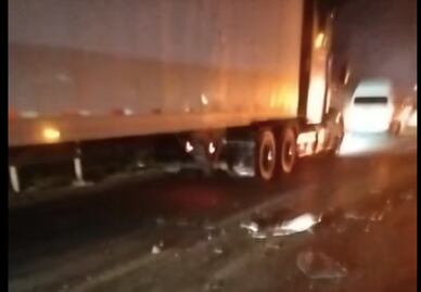Tráiler se queda sin frenos y choca contra 10 vehículos en la autopista México-Querétaro 