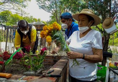 Llevan a los panteones flores, velas y cubrebocas para no olvidar a los difuntos en Querétaro