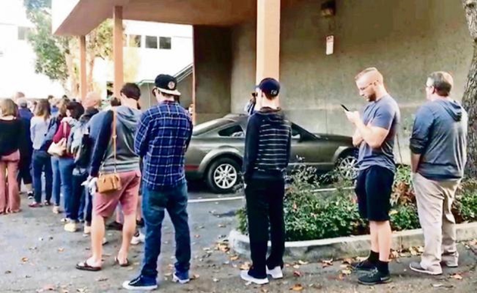 En las filas del primer día de venta había casi 40 personas, entre ellas se encontraba gente de Tijuana que cruzó la frontera entre México y Estados Unidos, encontró uno de los dispensarios y compró un par de gramos de la droga. (JOEBETH TORRÍQUEZ.EL UNI)