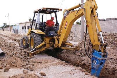 Llevan agua a colonias irregulares