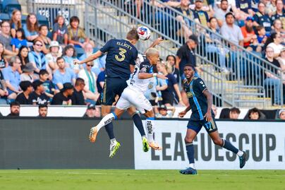 Filadelfia barre y trapea con Gallos Blancos