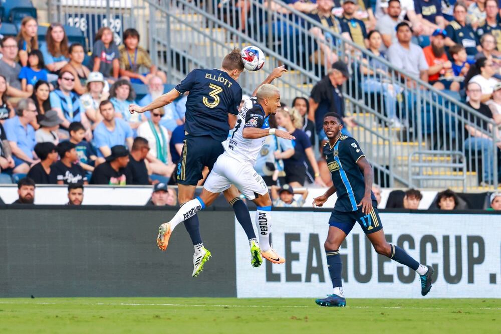 Filadelfia barre y trapea con Gallos