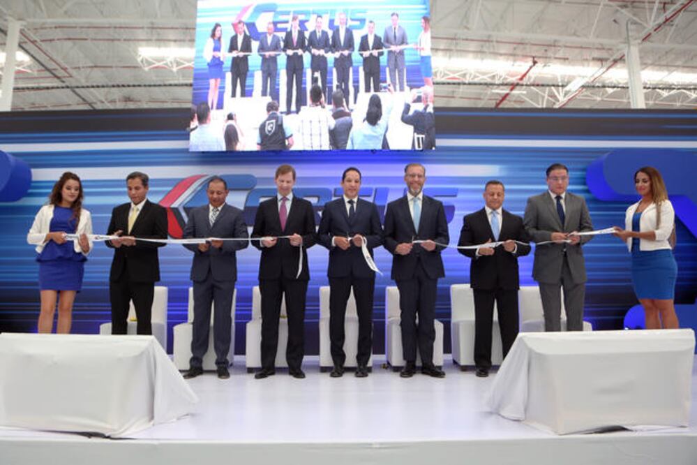 El gobernador encabezó la inauguración del centro de manufactura, en el Parque Industrial Aerotech (ESPECIAL)
