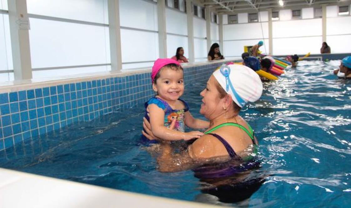 Los pequeños deben ingresar a las instalaciones en compañía de mamá o papá para que con ellos realicen ejercicios en el área acuática de fisioterapia (ESPECIAL)