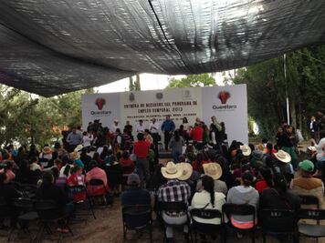 Entregan apoyos en La Barreta 