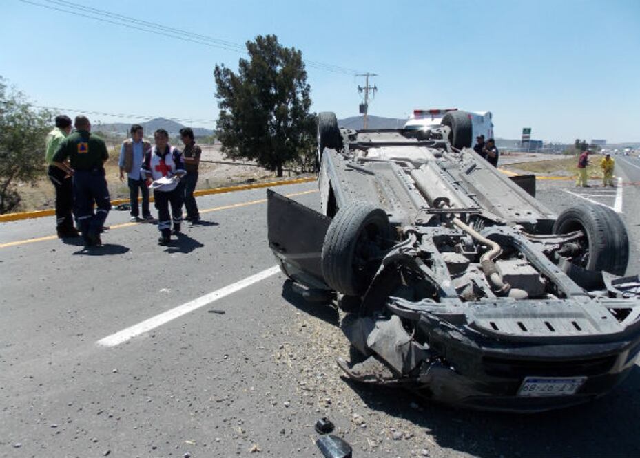  Vuelca compacto en carretera a SLP