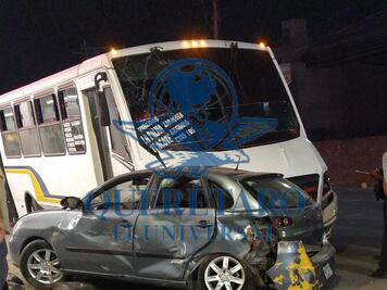 Autobús causa carambola en El Rocío y conductor huye descalzo