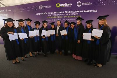 Aplauden a 53 egresadas de maestría en la Universidad de las Mujeres 