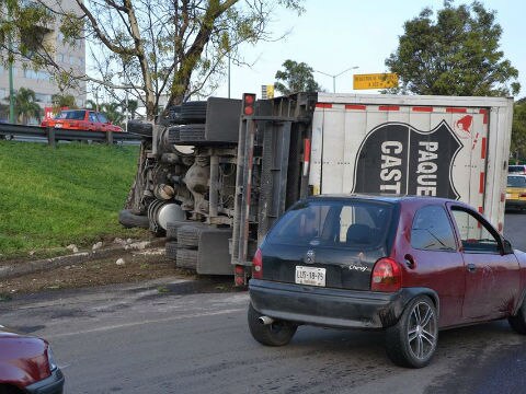 Volcadura colapsa la 57