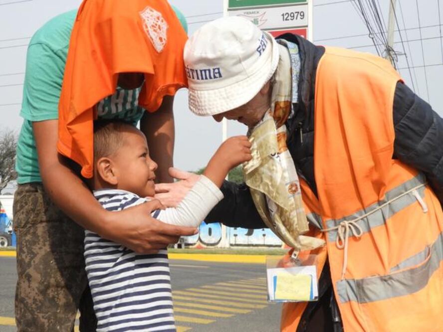 A su paso por la autopista México Querétaro, muchas personas salieron a su encuentro y le regalaban algunas estampas de santos y de la Virgen. Foto: RAFAEL VIGIL.
