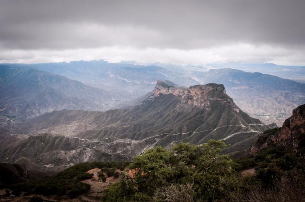Para llegar hay que transitar sobre la carretera federal 120, San Juan del Río-Xilitla, a la altura del kilómetro 132+500 y la comunidad de La Cañada hay que adentrarse por un camino de terracería. Son cinco kilómetros hasta llegar a la comunidad de Cuatro Palos.