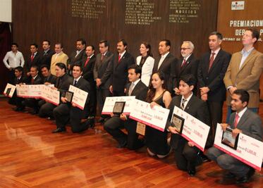 Premian a ganadores de debate político juvenil 2012