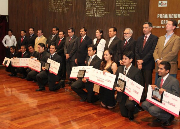 Premian a ganadores de debate político juvenil 2012