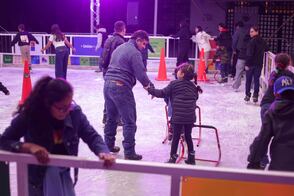 Inauguran la Pista de Hielo en Plaza Gran Cué, en Corregidora 