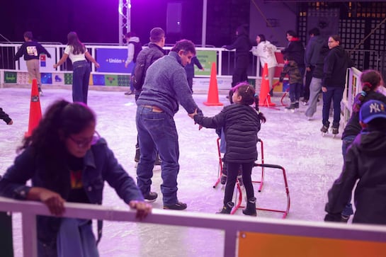 Inauguran la Pista de Hielo en Plaza Gran Cué, en Corregidora 