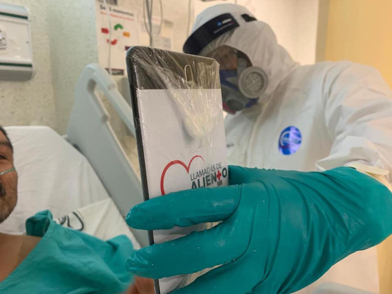 Paramédicos de Cruz Roja conectan a pacientes Covid con sus familias