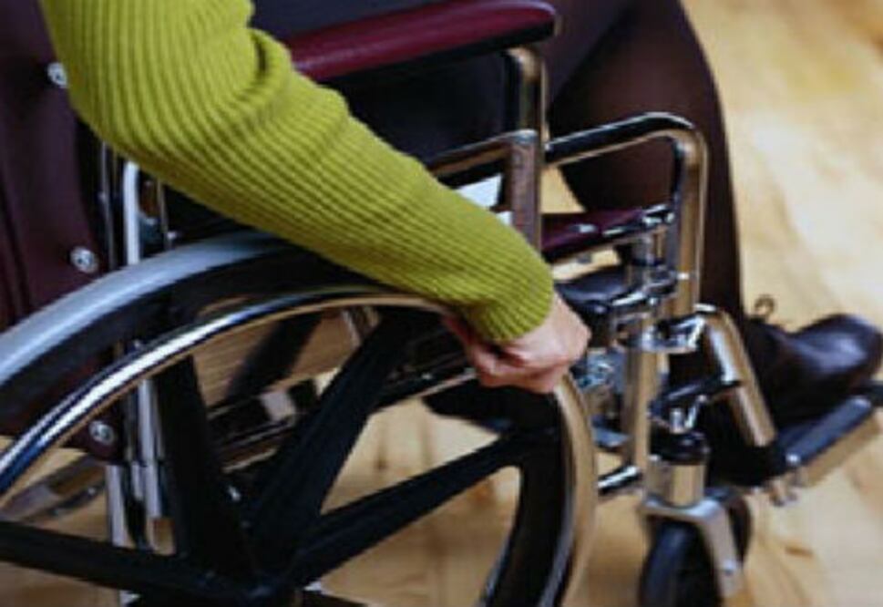 Atletas discapacitados reciben sillas especiales