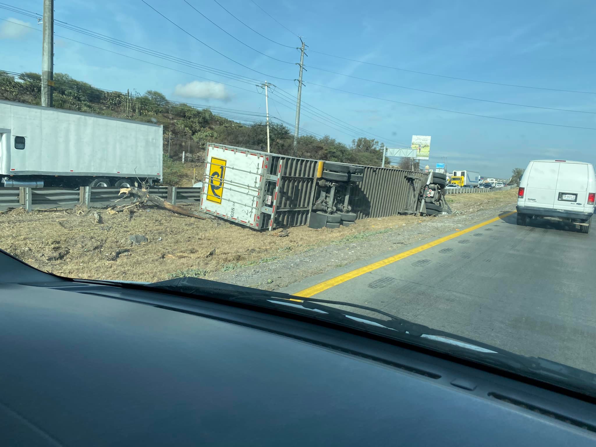 Reportan tránsito denso por volcadura de tráiler en la autopista México-Querétaro