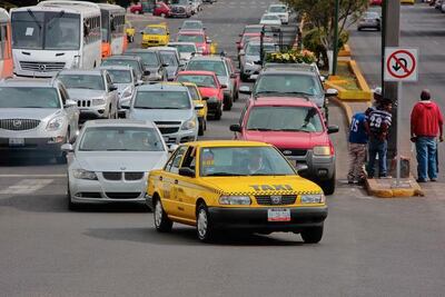 Divide a taxistas servicio de transporte ejecutivo