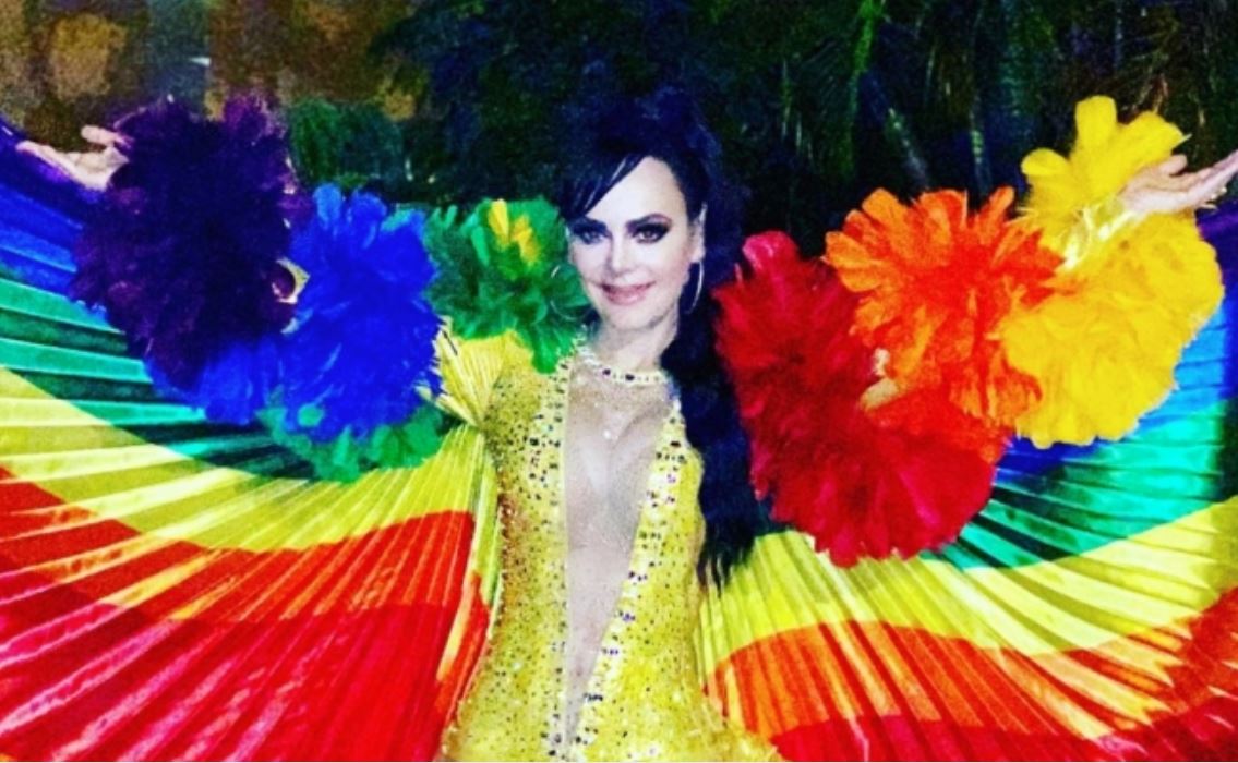 Maribel Guardia se viste de los colores del arcoírirs en Campeche