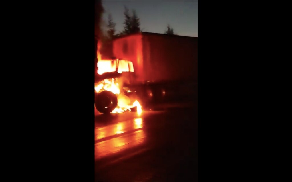 Se incendia tráiler en la carretera 57; siniestro se ubica en dirección a Querétaro 
