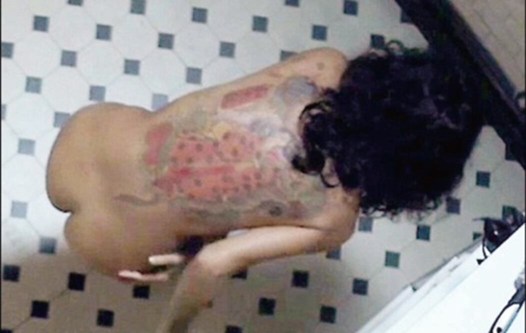 Salma tenía razón: apenas usa ropa 