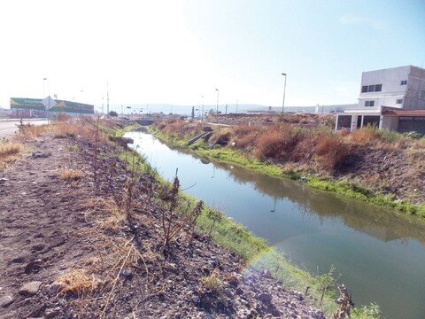 Derraman aguas negras en dren pluvial