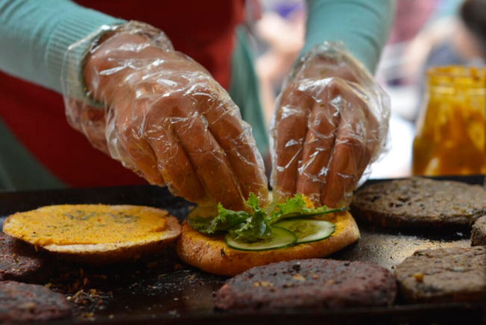 Las opciones gastrónomicas incluyeron delicias como hamburguesas de soya y tostadas elaboradas con setas (FOTOS: MARIO VALDÉS. EL UNIVERSAL)
