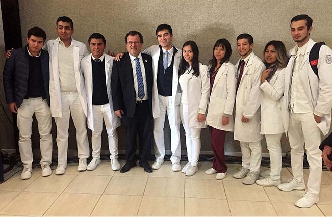 En el municipio de Querétaro, Gilberto Herrera Ruiz y Beatriz Robles tuvieron un encuentro con expertos en ingeniería biomédica (ESPECIAL)