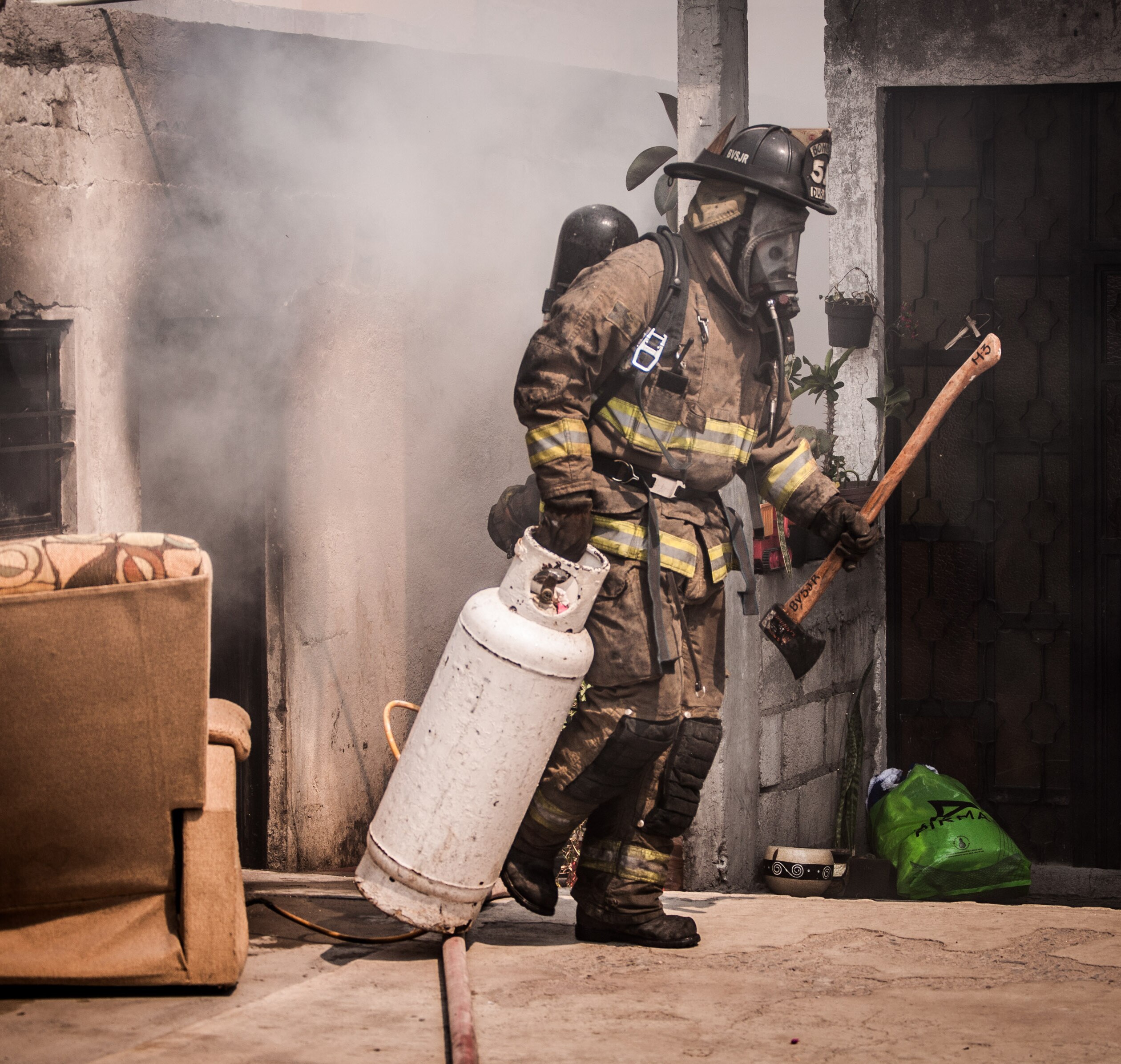 Voluntarios arriesgan todo, sin recibir paga