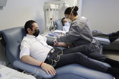 Gobernador de Querétaro dona plasma para tratamiento del  Covid-19