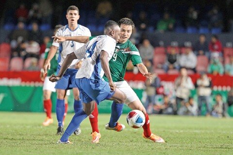 Admite ‘Cubo’ que balón tocó su mano