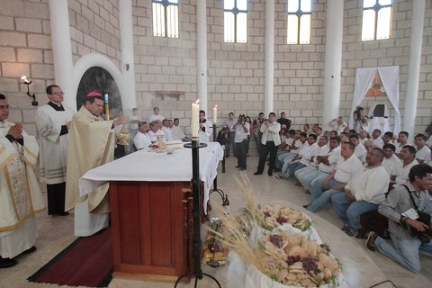 Oficia obispo misa en Cereso