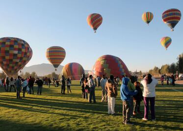 Despegan más de 30 globos aerostáticos