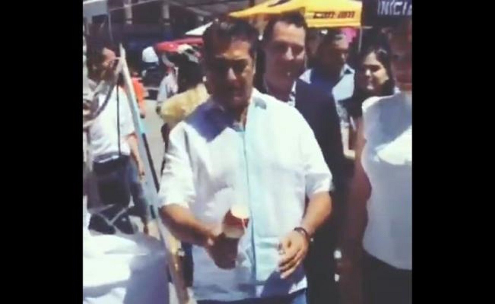 “Quihubo ¡a la primera!”, presume "El Bronco" al jugar con un balero como AMLO