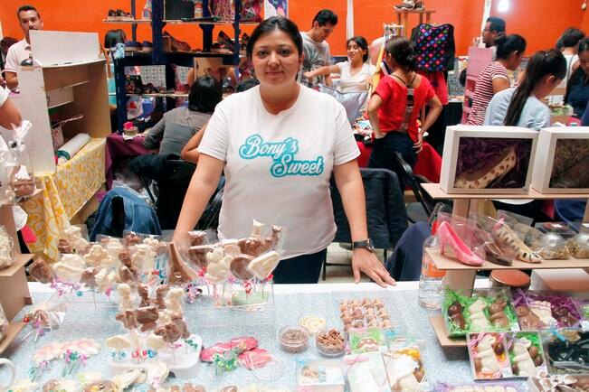 Entre la variedad de chocolates que Claudia Zapata vende en tianguis, bazares y a través de las redes sociales, se encuentran fichas de dominó, juegos de ajedrez, motocicletas, zapatillas con tacón de aguja y varios diseños más.