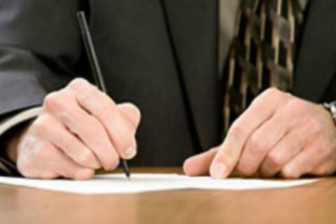 En funciones, notario que amenazó a cliente