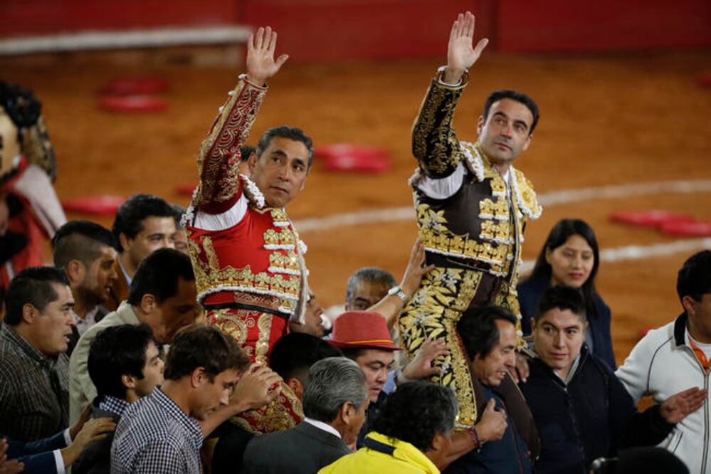 Ambos salieron en hombros, en el primer festejo de aniversario (FOTOS: LUIS CORTÉS. EL UNIVERSAL)