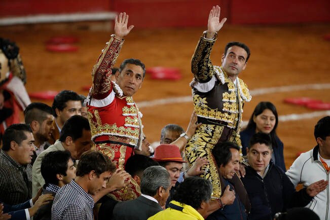Ambos salieron en hombros, en el primer festejo de aniversario (FOTOS: LUIS CORTÉS. EL UNIVERSAL)