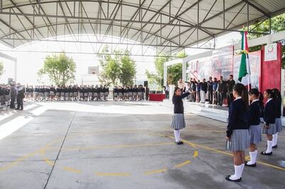 Pineda otorga apoyos en telesecundaria